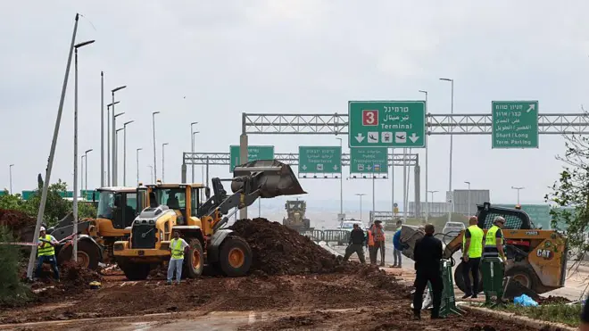 Строительная техника на дороге в аэропорт «Бен-Гурион»