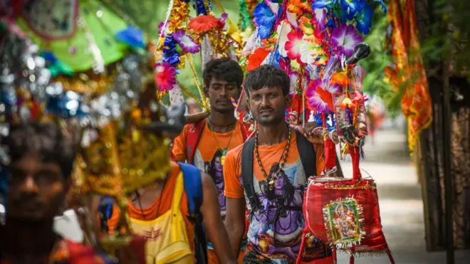 कांवड़ यात्रा के दौरान मुज़फ़्फ़रनगर में दुकानों पर नाम लिखे जाने का आया सरकारी आदेश