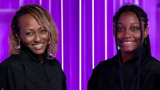 Ana (iburyo) na nyina (ibumoso) - avuga ko ubu atewe ishema no kuba ari ikitegererezo mu bandi