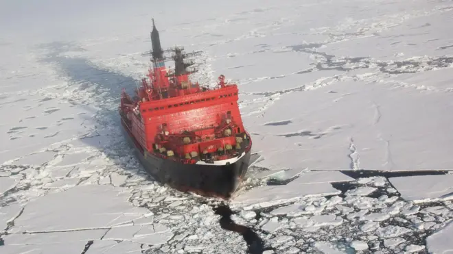 یخ‌شکن هسته‌ای روسیه که از میان توده‌های یخ به سمت قطب شمال در حرکت است