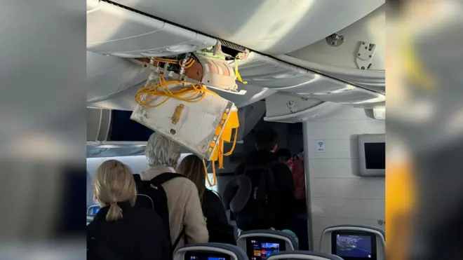 난기류를 만난 비행기 내부 모습. 천장의 구조물이 뜯어져 있다