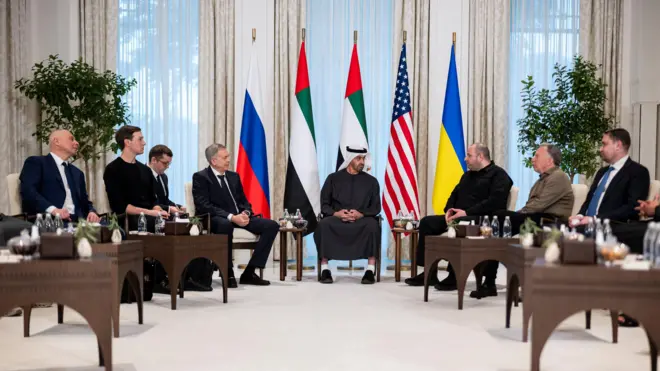 Президент Об’єднаних Арабських Еміратів шейх Мохаммед бін Заїд Аль Нагаян приймає керівників делегацій, які беруть участь у тристоронніх переговорах між США, Росією та Україною у палаці Аль-Шаті в Абу-Дабі: главу Офісу президента України Кирила Буданова, спеціального посланця США Стіва Віткоффа, секретаря Ради національної безпеки і оборони України Рустема Умєрова, начальника Головного управління Генерального штабу Збройних сил Росії Ігоря Костюкова та Джареда Кушнера.