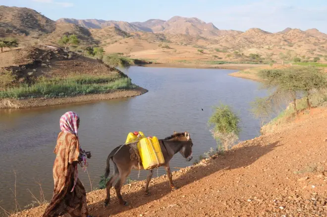 ብኣድጊ ማይ ትጓርት ጓለንስተይቲ ብደንደስ ሓጽቢ እናሓለፈት