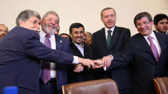 O Ministro das Relações Exteriores do Brasil, Celso Amorim, o Presidente Luiz Inácio Lula da Silva, o Presidente iraniano, Mahmoud Ahmadinejad, o Primeiro-Ministro turco, Recep Tayyip Erdogan, e o Ministro das Relações Exteriores da Turquia, Ahmet Davutoglu, de mãos dadas