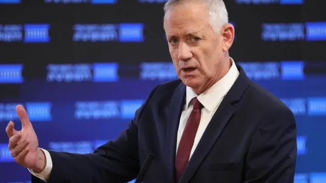 عمری گورن عکس‌هایی از کالاهای موجود در خانه بنی گانتس، وزیر دفاع (عکس بالا) برای هکرها ارسال کرد