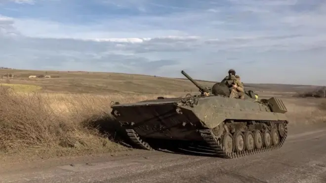 Des militaires ukrainiens près de Bakhmut, dans la région de Donetsk.