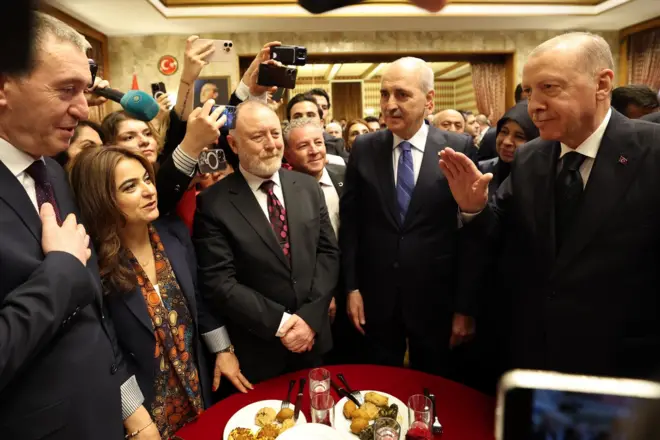 Meclis’te TBMM Başkanı Numan Kurtulmuş'un ev sahipliği yaptığı 23 Nisan resepsiyonunda Cumhurbaşkanı Recep Tayyip Erdoğan, DEM Partililerle selamlaşıyor