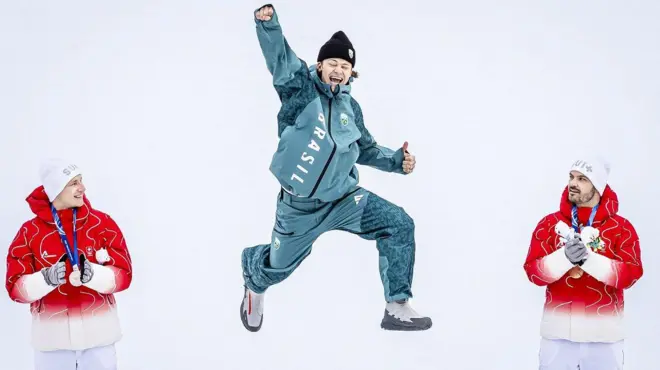 Lucas Pinheiro Braathen durante cerimônia de premiação no slalom gigante na Olimpíada de Inverno Milão-Cortina 2026