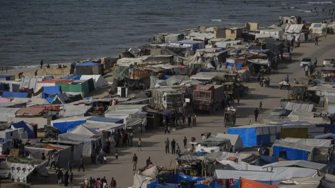 مخيمات لنازحين فلسطينيين في غزة.