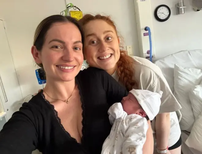 Georgia sosteniendo a un bebé recién nacido y a Daisy