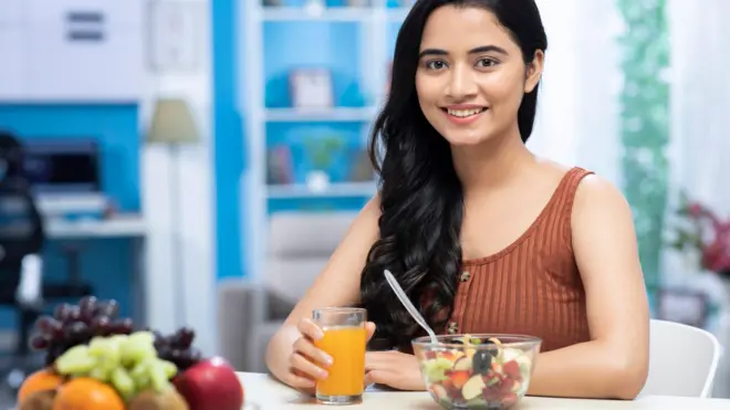 डाएट करताना महिला 