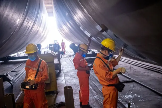 Các kỹ sư đang kiểm tra một tháp tua-bin gió tại nhà máy của CS Wind Corp. ở Tân Thành, tỉnh Bà Rịa-Vũng Tàu hôm 15/2/2023 