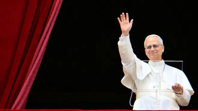 Папа Римский Лев XIV на балконе базилики Святого Петра