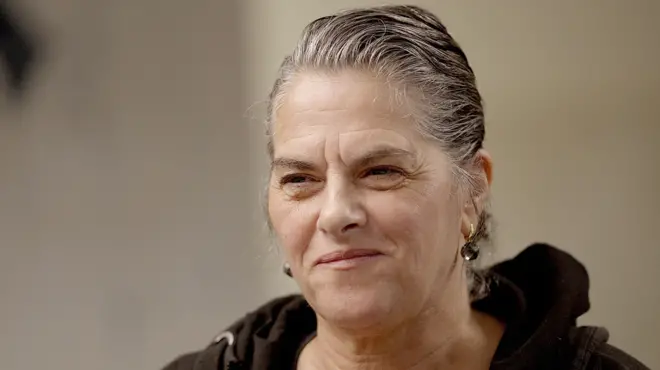 Stol ostidagi poyafzallarni opish va tayt ostidagi pornolarni tomosha qiling