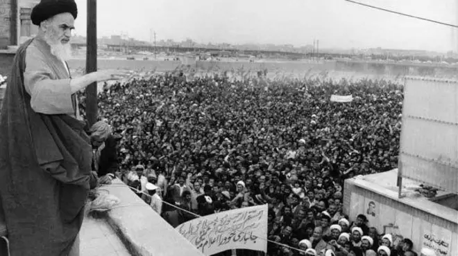 روح‌الله خمینی بنیانگذار جمهوری اسلامی ایران، انقلاب ۱۳۵۷
