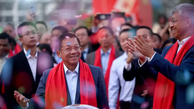 တရုတ်ခရီးစဉ်ဟာ ဗိုလ်ချုပ်မှူးကြီးမင်းအောင်လှိုင်အတွက် နိုင်ငံရေးအရအကျိုးအမြတ်များတယ်လို့ ထင်စရာရှိပေမယ့် တဖက်မှာလည်း စိန်ခေါ်မှုတွေက ရှိနေပြန်ပါတယ်။