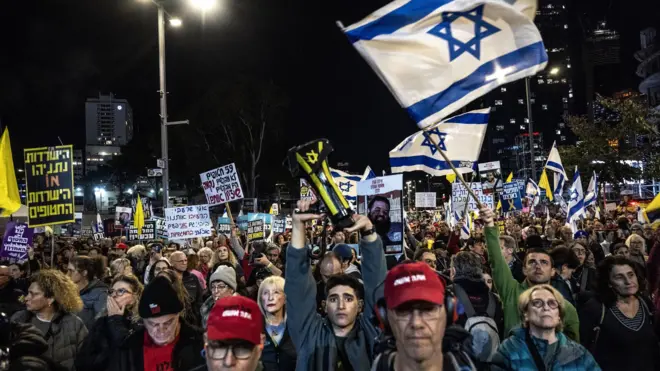 أقارب رهائن إسرائيليين يتجمعون في شارع للمطالبة ببدء المرحلة الثانية من اتفاق التبادل بين حماس وإسرائيل في تل أبيب