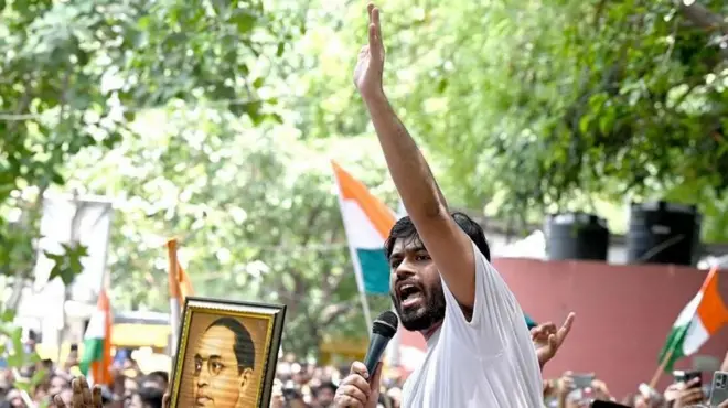 కాక్రోచ్ జనతా పార్టీ, జైపూర్, అభిజీత్ దీప్కే., అభిజిత్ దీప్కే పై దాడి