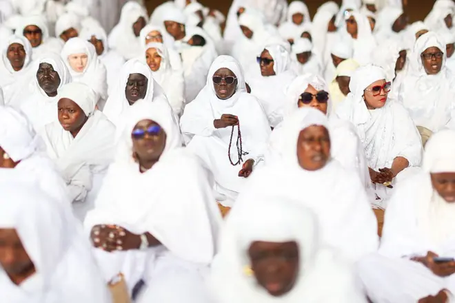 Les adeptes de la confrérie soufi Layene, vêtus de blanc, se rassemblent pour accomplir la prière de l'Aïd al-Fitr sur la plage, dans le quartier de Yoff à Dakar, au Sénégal, le 25 mars 2025. 