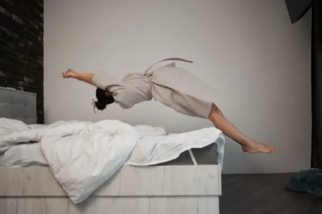 Yatağa düşen bir kadın