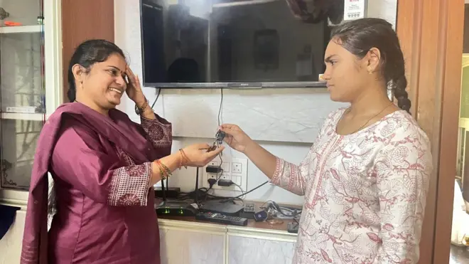 లావణ్యకు తాళాలు అందిస్తున్న కూతురు