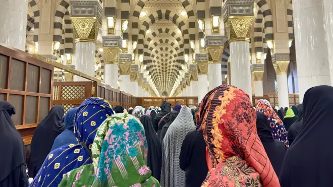 حاجّات من دول مختلفة حول العالم في المسجد النبوي في المدينة المنورة بالمملكة العربية السعودية، في 23 أكتوبر/تشرين الأول 2024.