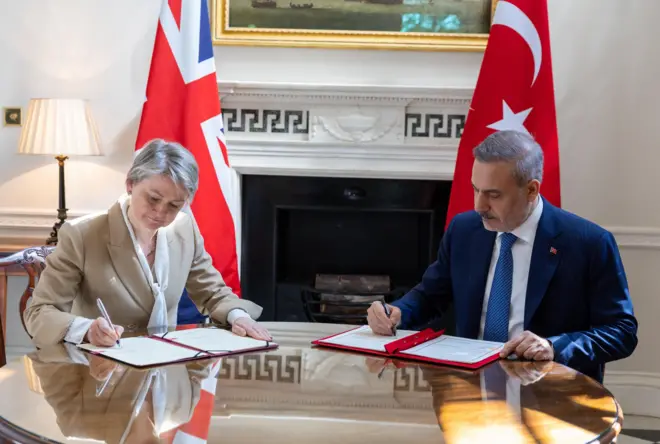İngiltere Dışişleri Bakanı Yvette Cooper ve Dışişleri Bakanı Hakan Fidan, Londra'daki görüşmeleri sonrası Stratejik Ortaklık Çerçeve Belgesi'ni imzaladı.