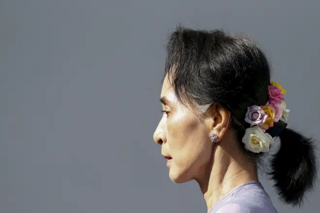 ၂၀၁၅ ရွေးကောက်ပွဲ အနိုင်ရပြီးတဲ့နောက် ရန်ကုန်မြို့ တက္ကသိုလ်ရိပ်သာလမ်းနေအိမ်မှာ ပြုလုပ်တဲ့သတင်းစာ ရှင်းလင်းပွဲကို တက်ရောက်ဖို့ ပြင်ဆင်နေတဲ့ ဒေါ်အောင်ဆန်းစုကြည်ကို ဘေးစောင်းအနေအထားနဲ့ မြင်တွေ့ရတာဖြစ်ပါတယ်။ ဒေါ်အောင်ဆန်းစုကြည်ဟာဓာတ်ပုံ ဝဲဘက်ခြမ်းကို မျက်နှာလှည့်ထား၊ ခေါင်းမှာ နှင်းဆီရောင်စုံအချို့ ပန်ထားတာကို တွေ့ရ 