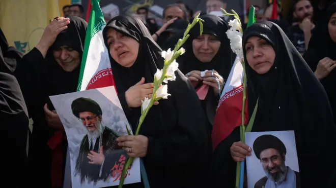 مشيعون يحضرون مراسم وداع الزعيم الإيراني السابق علي خامنئي، الذي قُتل في الهجمات الأمريكية الإسرائيلية، في مسجد الإمام الخميني في طهران، إيران، في 4 يوليو 2026.