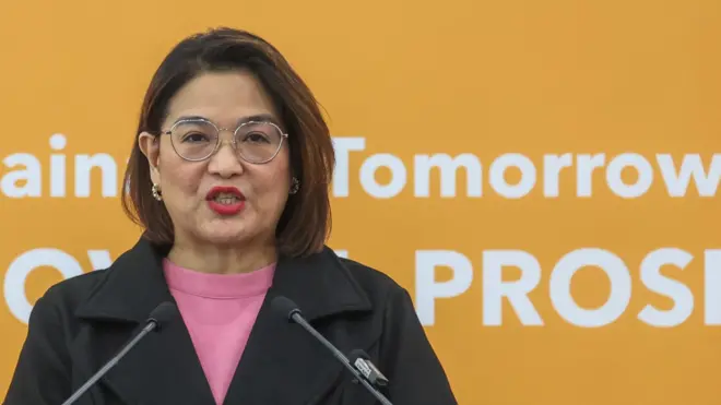 ဖိလစ်ပိုင်နိုင်ငံရဲ့ သမ္မတရုံး ပြောရေးဆိုခွင့်ရှိသူ မစ္စ ကလဲ ကတ်စထရို (ပုံဟောင်း)