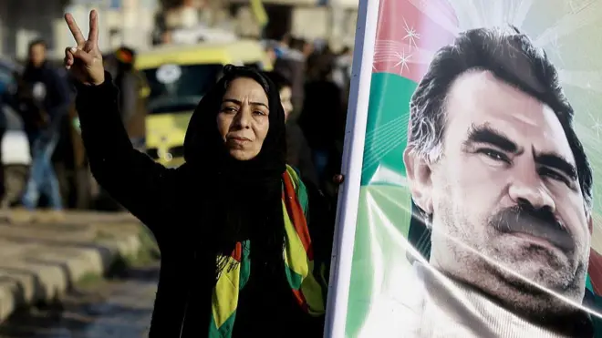 سيدة كردية تحمل صورة زعيم حزب العمال الكردستاني المسجون في تركيا عبد الله أوجلان