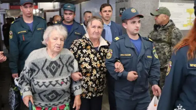 Сотрудники МЧС России помогают пенсионерам эвакуироваться