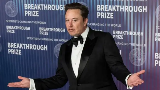 ایلان ماسک با دستانی باز ژست گرفته