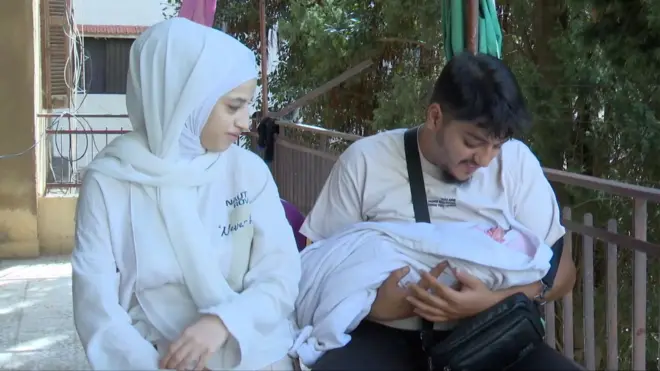 العائلة تحتضن ابنتها الصغيرة