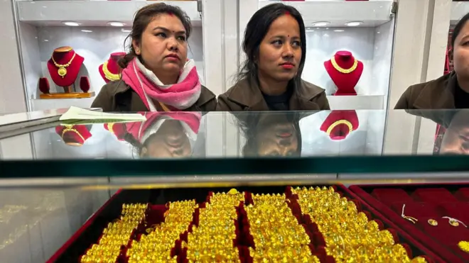 सुन पसलमा बिक्रीका लागि राखिएका गहना