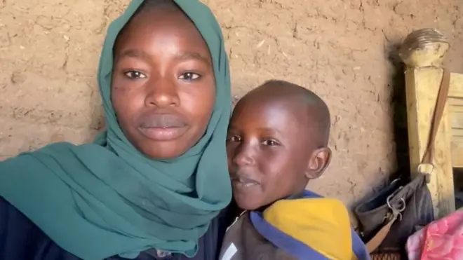 आईच्या मृत्यूनंतर हाफिजा यांच्यावर पाच वर्षांच्या भावाची आणि दोन किशोरवयीन बहिणींची जबाबदारी आली.