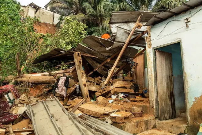 Vue générale de maisons endommagées par des glissements de terrain et des inondations dans le quartier de Mossikro à Attecoubé, en banlieue d'Abidjan, le 29 juin 2026. De fortes pluies ont fait plus de 10 morts à Abidjan en deux jours, a déclaré le ministre ivoirien de la Cohésion sociale le 29 juin 2026. Chaque année, la saison des pluies, de fin mai à fin juillet, provoque des glissements de terrain et des inondations qui font des dizaines de victimes, notamment dans les quartiers les plus pauvres.