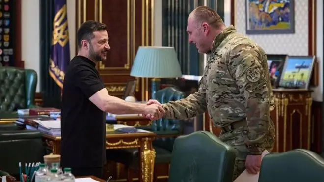El Presidente ucraniano, Volodymyr Zelensky, estrecha la mano del jefe del servicio de seguridad ucraniano, SBU, Vasyl Malyuk.