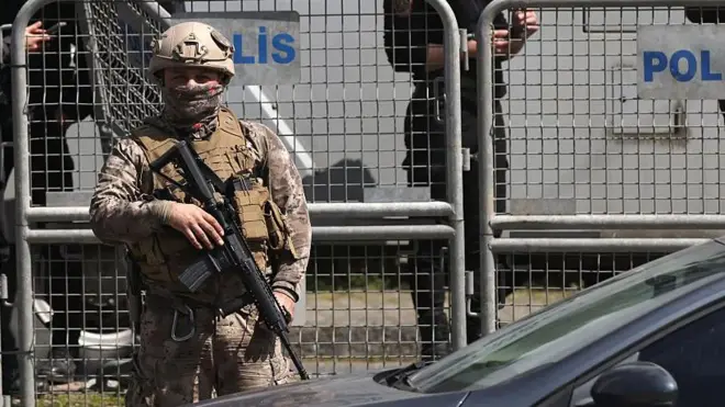 Сотрудник турецких сил безопасности на месте происшествия