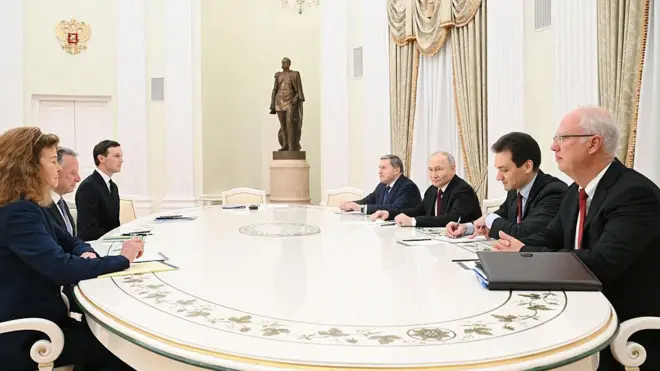 ABD heyetinden Witkoff ile Kushner yanlarında bir kadın tercüman ile masanın bir tarafında otururken Putin de kendi ekibiyle diğer tarafta