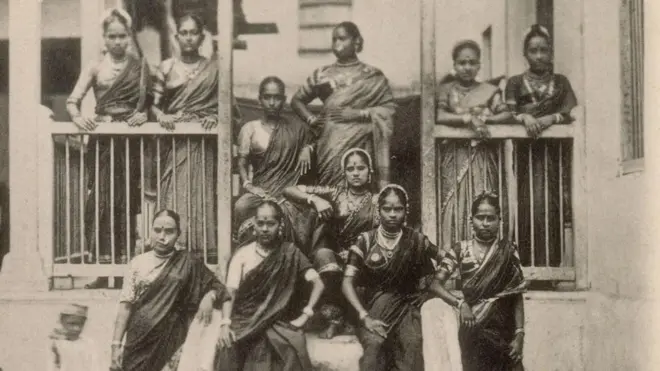 20वीं सदी की शुरुआत में महिला डांसर. यह फ़ोटो एडवर्ड टॉरिन्स ने ली थी, जो बॉम्बे (अब मुंबई) में एक स्टूडियो वाले पहले यूरोपियन फ़ोटोग्राफ़रों में से एक थे, जो पश्चिमी देशों के ऑडियंस के लिए ख़ास फ़ोटोग्राफ़ी करते थे