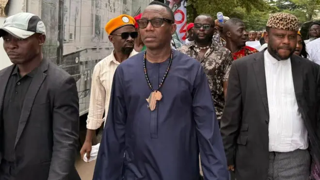 Omoyele Sowore wọ igo dudu pẹlu aṣọ aro 