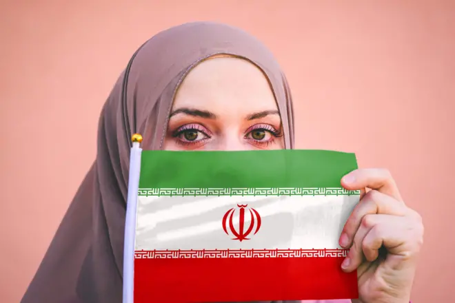 Mace riƙe da tutar Iran