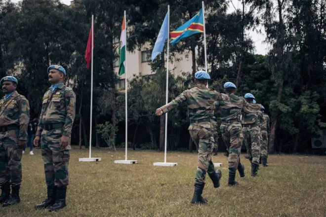 Des militaires indiens de la Monusco, la mission de l'ONU en République démocratique du Congo, assistent à une cérémonie en l'honneur des soldats de la paix qui sont morts lors de violentes manifestations contre la Monusco, à Goma, le 1er août 2022. 