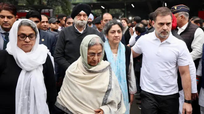 पूर्व प्रधानमंत्री मनमोहन सिंह के परिवार के साथ राहुल गांधी