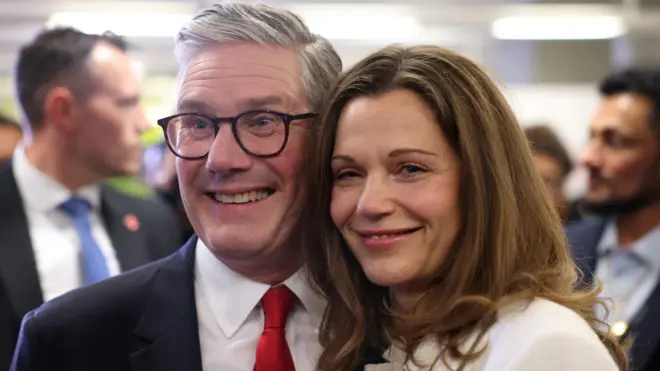 Кир Стармер и его жена Виктория в центре подсчета голосов в ночь на 5 июля