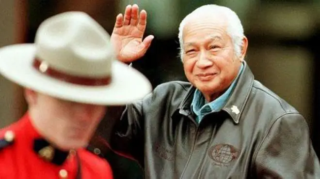 Mantan Presiden Soeharto melambaikan tangan saat ia tiba di pertemuan APEC di Kanada.