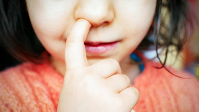 รูปเด็กแคะจมูก 