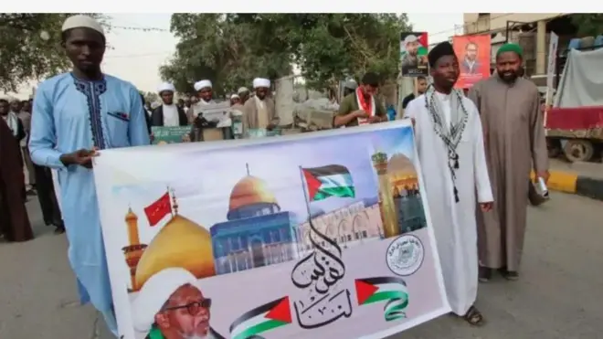 Aworan awọn Shittes to gbe asia wọn dani