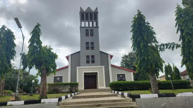 Iwaju ile ijọsin St. Francis Catholic Church, to wa ladugbo Owaluwa, niluu Owo ti wọn kọlu lọdun 2022